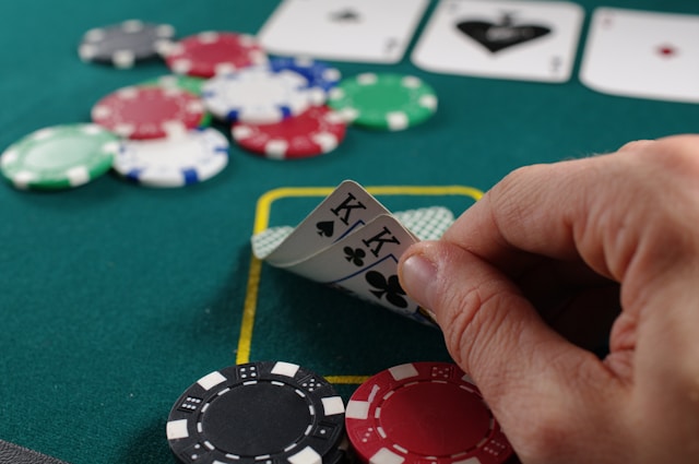 Online vs Live Poker: How Players Adjust Strategy for Different Formats