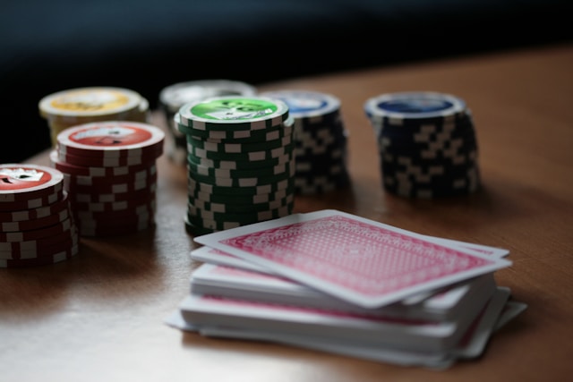How Online Poker Tournaments Keep Casual Players and Professionals in the Same Game